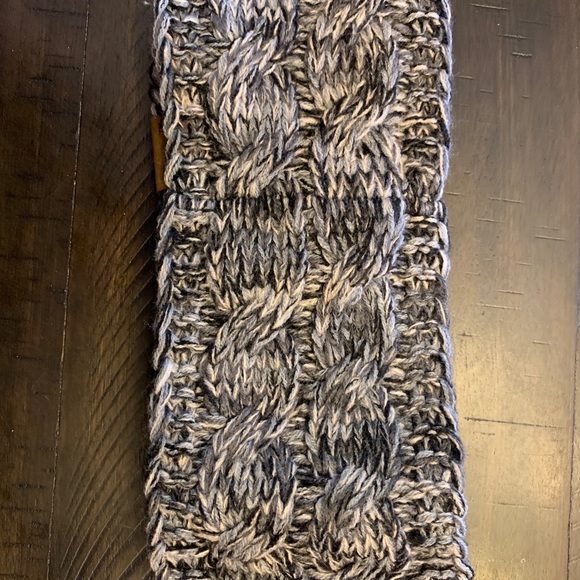 Black and white C. C ear warmer - Picture 2 of 4